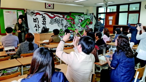 지난 10월 17일 수원 매탄중학교에서 펼쳐진 ''수업 나누기'' 행사 모습.