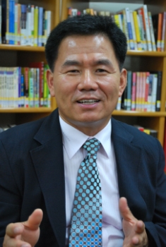 ''1004 지킴이''로 학교 바꾼 충주대원고 이승우 교사